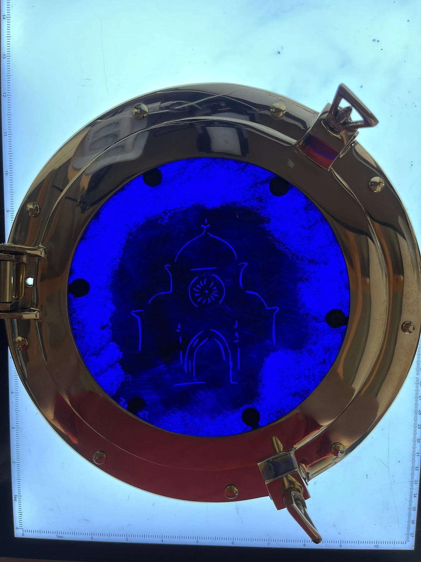 Cathedral Blue, véritable vitrail bleu de ValaMarine dans un cadre en laiton